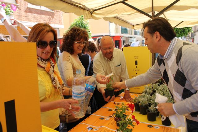 El Ayuntamiento de Bullas reparte plantas a cambio de reciclar - 1, Foto 1