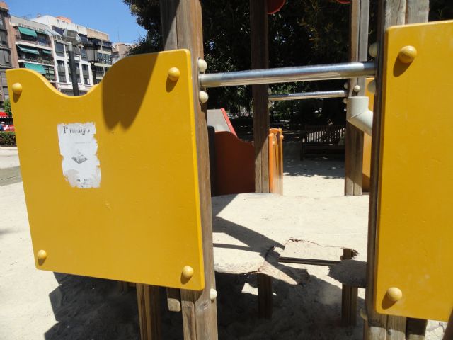 El Grupo Socialista denuncia el mal estado del área de juegos infantiles del jardín de Floridablanca - 1, Foto 1