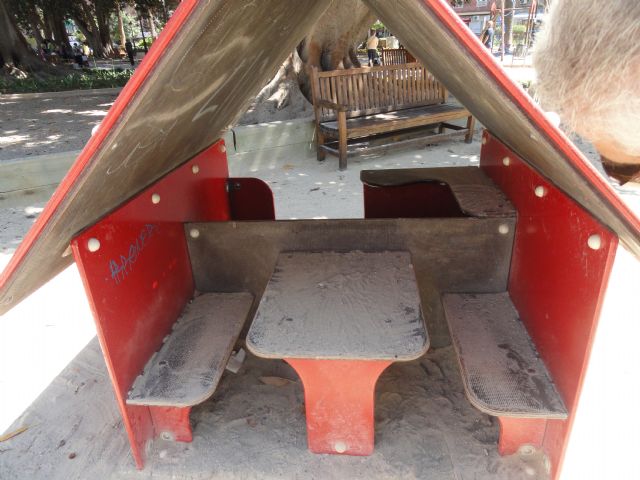 El Grupo Socialista denuncia el mal estado del área de juegos infantiles del jardín de Floridablanca - 2, Foto 2