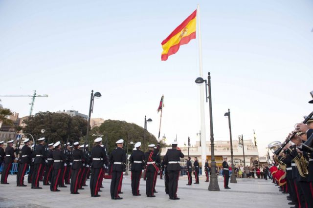 El Ayuntamiento de Cartagena entrega la Bandera a la Escuela de Infantería de Marina General Albacete y Fuster - 1, Foto 1