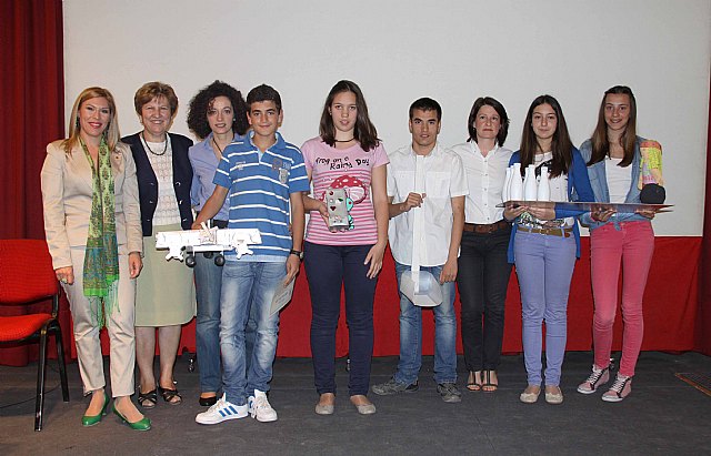 La concejalía de Medio Ambiente entrega los premios del concurso Crea-Cicla - 1, Foto 1