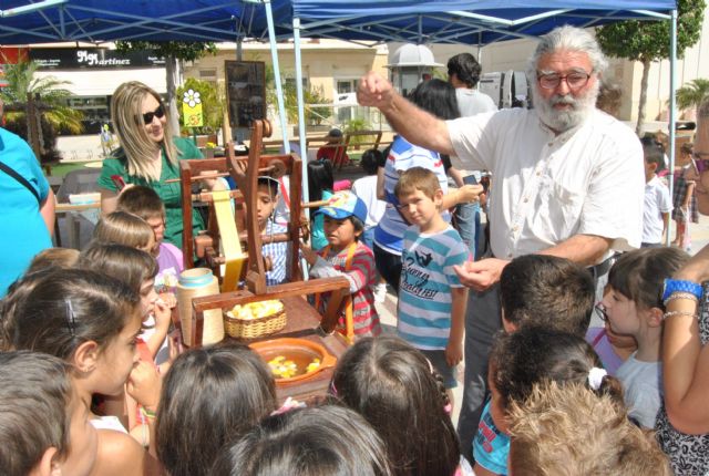 Los gusanos de seda y los talleres de seda y telares triunfan en el mercadillo ecológico de la concejalía de Medio Ambiente - 1, Foto 1