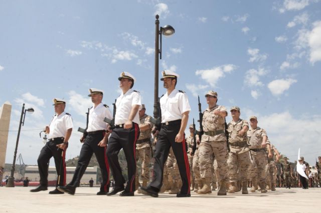 Las tropas ultiman detalles para la entrega de la bandera de la Escuela de Infantería de Marina - 2, Foto 2