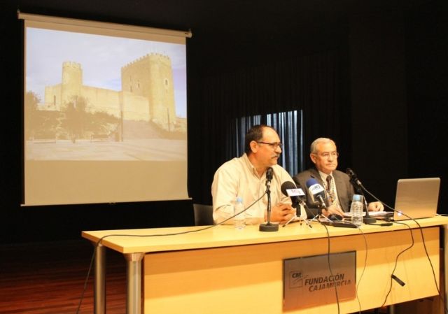 Antonio Verdú muestra imágenes originales de los Privilegios concedidos a Jumilla a partir del siglo XII - 2, Foto 2