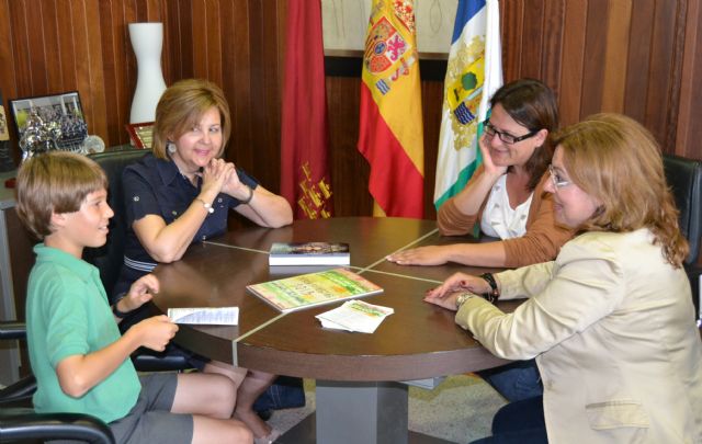 El Ayuntamiento elige un dibujo del niño Mario Torres como imagen del Libro de las Fiestas 2013 - 2, Foto 2