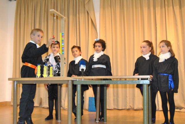 Alumnos de 2° de Primaria del colegio Virgen de Loreto presentaron un trabajo sobre la Ley de Hooke en el 4° Encuentro Científico CSIC-BBVA - 1, Foto 1