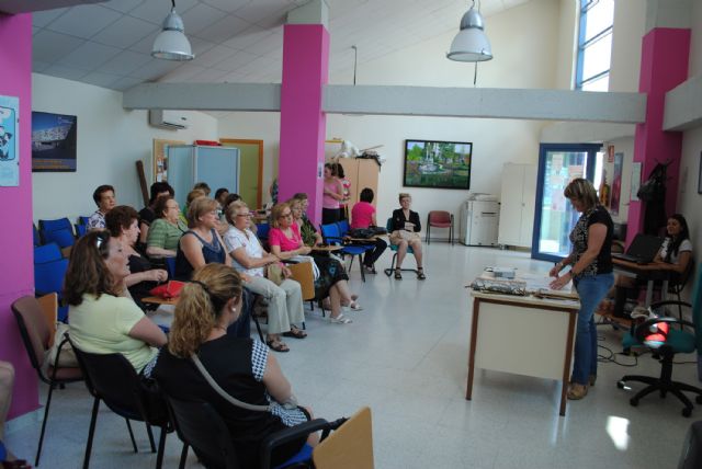 Las mujeres de la asociación Isabel González torreña siguen a todo ritmo - 1, Foto 1