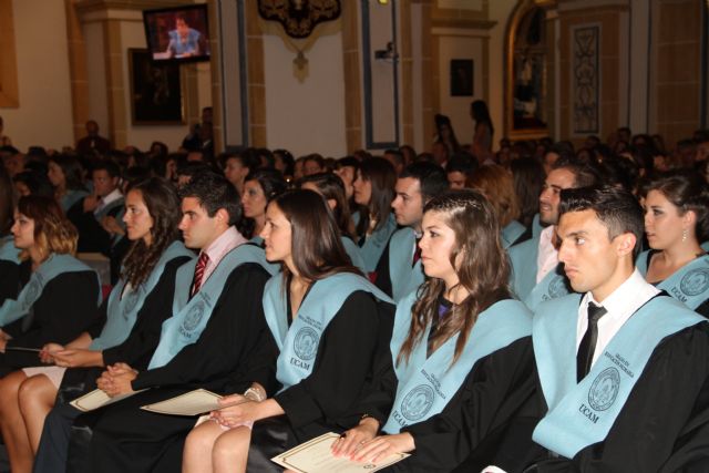 Acto de Imposición de Becas y Entrega de Diplomas a los alumnos de la Primera Promoción del Grado en Educación Primaria (Grupos C y D) de la UCAM - 1, Foto 1