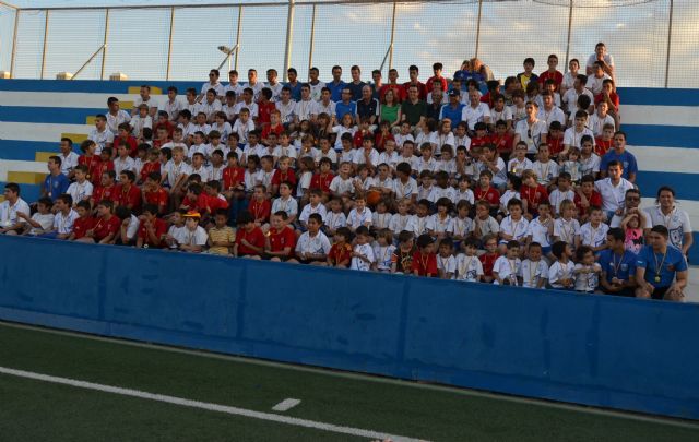 Los 300 alumnos de la Escuela de Fútbol Base Pinatar celebran la clausura del curso 2012-2013 - 1, Foto 1