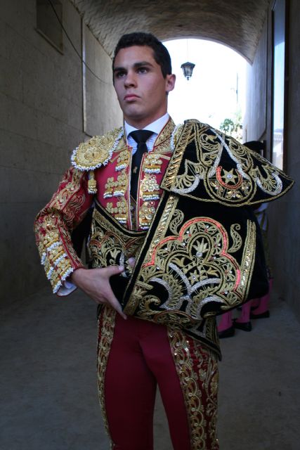 David Fernández sale a hombros en la Plaza de Toros de Cehegín en su debut con picadores - 1, Foto 1