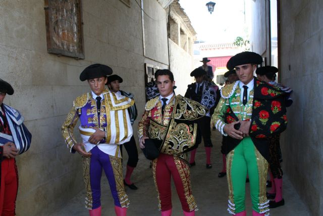 David Fernández sale a hombros en la Plaza de Toros de Cehegín en su debut con picadores - 2, Foto 2