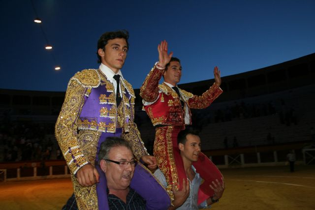 David Fernández sale a hombros en la Plaza de Toros de Cehegín en su debut con picadores - 3, Foto 3