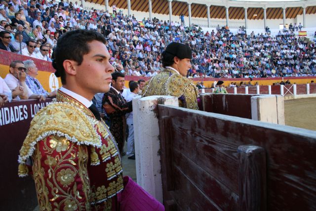 David Fernández sale a hombros en la Plaza de Toros de Cehegín en su debut con picadores - 4, Foto 4