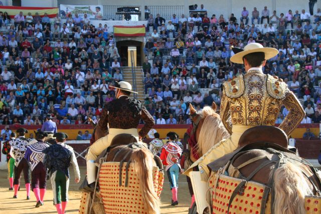 David Fernández sale a hombros en la Plaza de Toros de Cehegín en su debut con picadores - 5, Foto 5