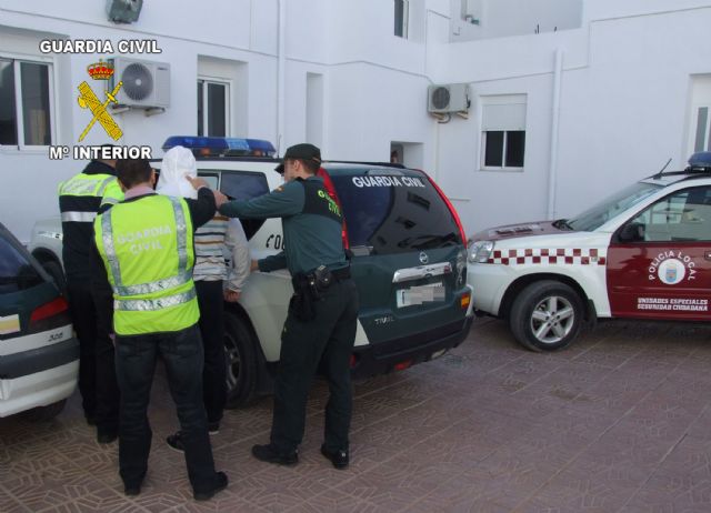 Guardia Civil y Polica Local detienen a cinco personas por trfico de drogas en Totana y Alhama de Murcia, Foto 1