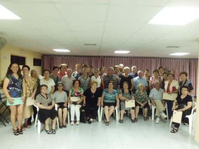 Unos 180 socios del Centro Municipal de Personas Mayores reciben sus diplomas acreditativos de los cursos formativos de la temporada 2012/13, Foto 1