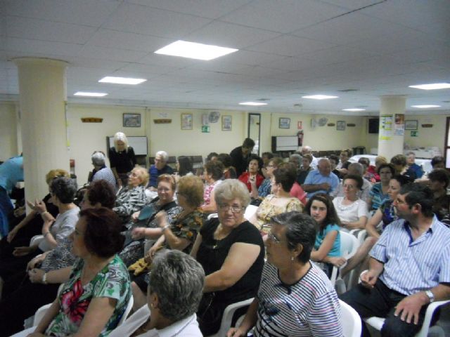 About 180 members of the Senior Municipal Center receive their diplomas training course of the season 2012/13, Foto 2