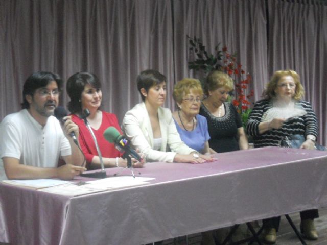 Unos 180 socios del Centro Municipal de Personas Mayores reciben sus diplomas acreditativos de los cursos formativos de la temporada 2012/13, Foto 3