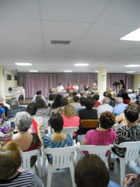 Unos 180 socios del Centro Municipal de Personas Mayores reciben sus diplomas acreditativos de los cursos formativos de la temporada 2012/13, Foto 4