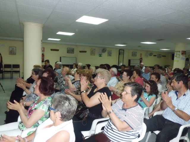 Unos 180 socios del Centro Municipal de Personas Mayores reciben sus diplomas acreditativos de los cursos formativos de la temporada 2012/13, Foto 5