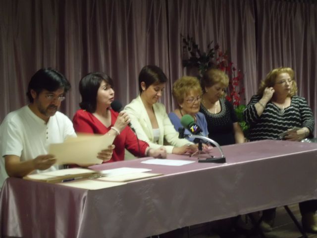 Unos 180 socios del Centro Municipal de Personas Mayores reciben sus diplomas acreditativos de los cursos formativos de la temporada 2012/13, Foto 6