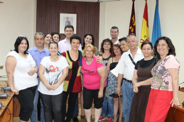 Doce alumnos reciben, en el saln de Plenos, los diplomas tras concluir un curso propiciado por Bienestar Social, Foto 1