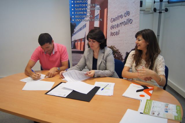 El ayuntamiento firma un convenio con una empresa de recolocación y formación, Foto 1