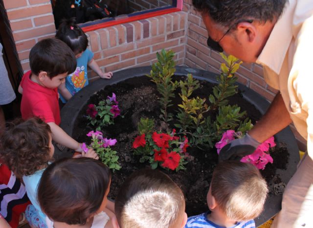 Los más pequeños aprenden a plantar pinos y especies autóctonas - 4, Foto 4
