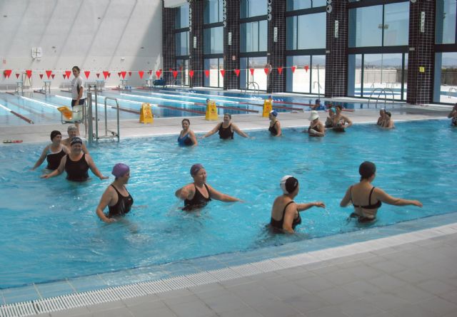 Las mujeres de la asociación Isabel González torreña se lo pasan bomba en el agua - 1, Foto 1