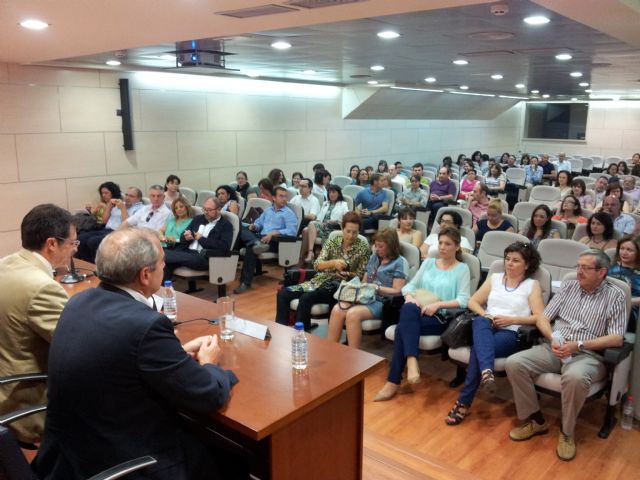 150 sanitarios y profesionales de política social se reúnen en Lorca para analizar la mejora de la atención a personas con trastorno mental grave - 1, Foto 1