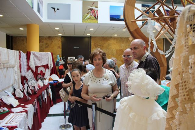 Las encajeras de bolillo inundaron la plaza de España en el X Encuentro de Encajeras de San Javier - 1, Foto 1