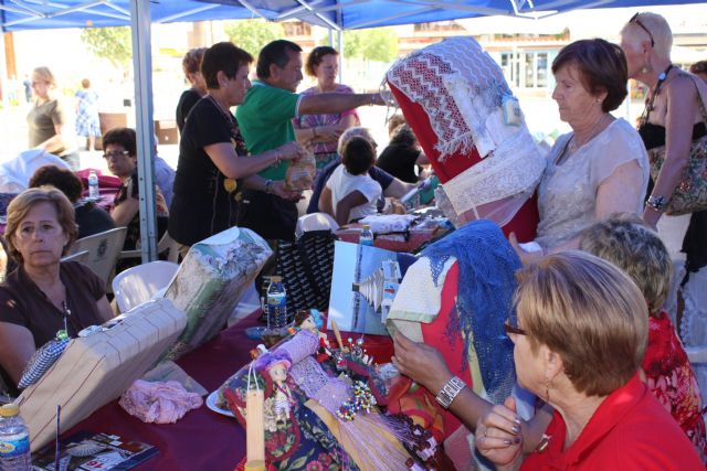 Las encajeras de bolillo inundaron la plaza de España en el X Encuentro de Encajeras de San Javier - 2, Foto 2