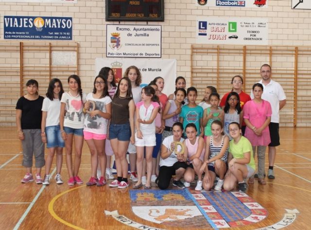 Decenas de niños y niñas recogen los obsequios de esta Campaña de Deporte Escolar - 1, Foto 1