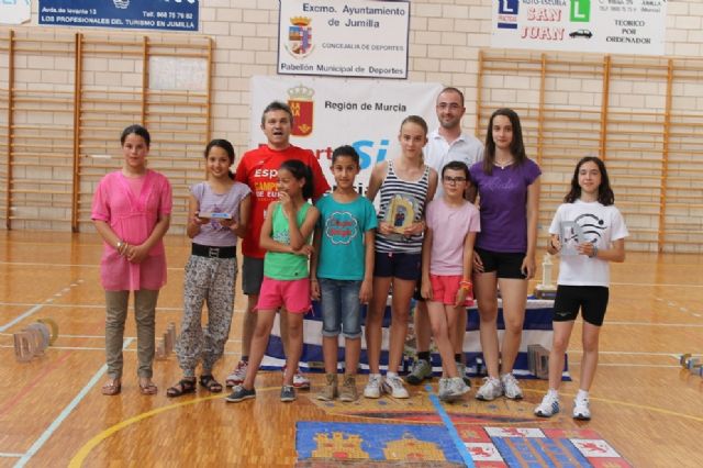 Decenas de niños y niñas recogen los obsequios de esta Campaña de Deporte Escolar - 2, Foto 2