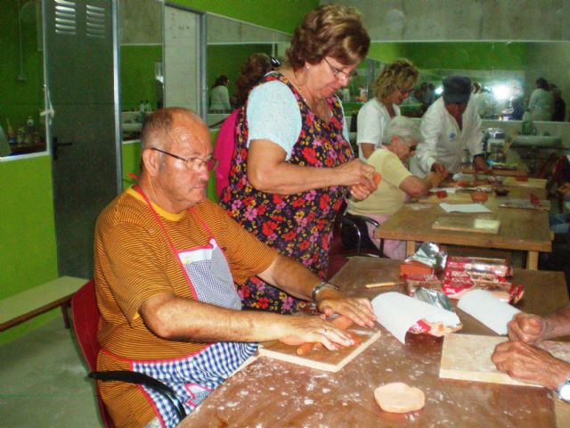Los mayores de El Algar disfrutan pintando y modelando arcilla - 1, Foto 1