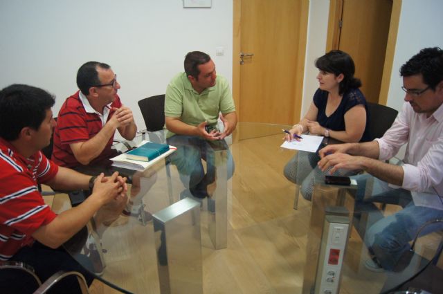 Autoridades municipales se reúnen con la Junta Directiva del Ilustre Cabildo Superior de Procesiones, Foto 1