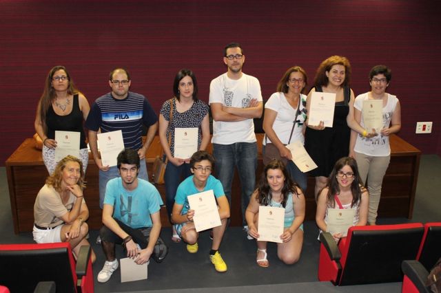 El Concejal de Juventud entrega los diplomas de los cursos y talleres organizados por el Informajoven - 1, Foto 1