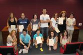 El Concejal de Juventud entrega los diplomas de los cursos y talleres organizados por el Informajoven