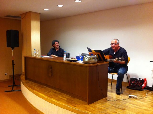 Éxito de público en la presentación del último libro de Paco López Mengual en la biblioteca de El Carmen - 1, Foto 1