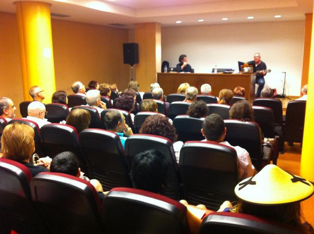 Éxito de público en la presentación del último libro de Paco López Mengual en la biblioteca de El Carmen - 2, Foto 2