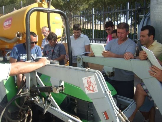 La concejalía de Fomento del Empleo continúa con la formación especializada a agricultores con el curso de manejo seguro del tractor, Foto 1