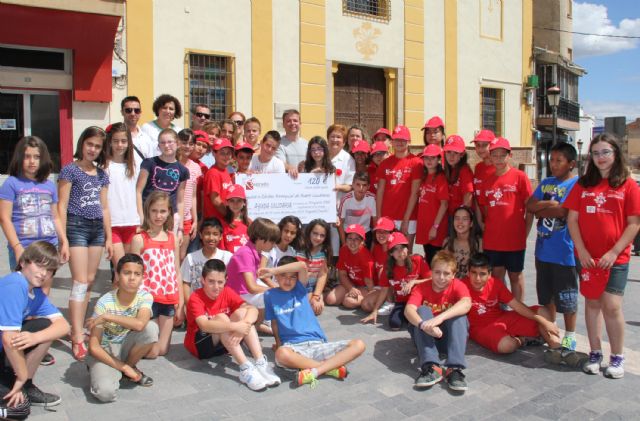 Alumnos del C.P. Sagrado Corazón donan a Cáritas los beneficios económicos que han obtenido a través de las cooperativas escolares del proyecto  'Emprender en Mi Escuela' - 1, Foto 1