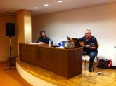 Éxito de público en la presentación del último libro de Paco López Mengual en la biblioteca de El Carmen