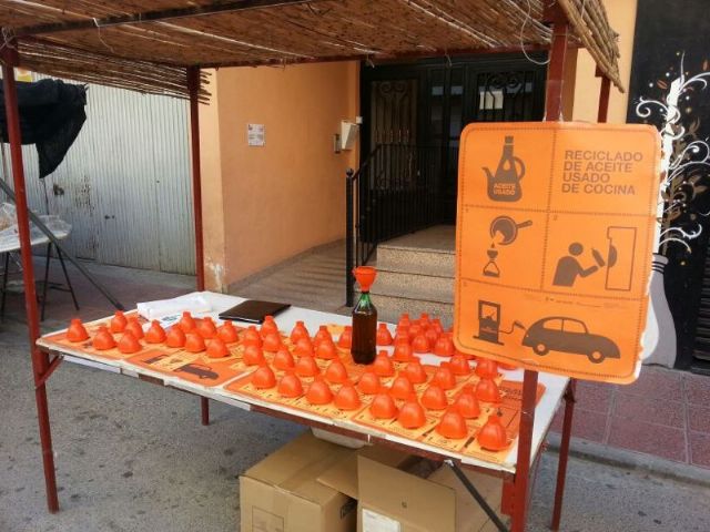 Medio Ambiente entrega 400 embudos para el reciclado del aceite - 1, Foto 1