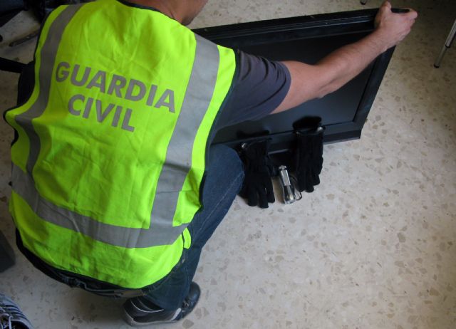 La Guardia Civil detiene a los autores de varios robos en viviendas por el método murciglero - 1, Foto 1