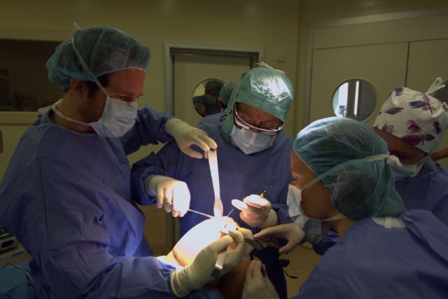 Pedro Guillén realiza la primera intervención del mundo retransmitida en directo con las Google Glass - 1, Foto 1