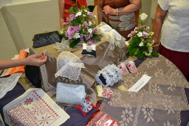 La asociación de Amas de Casa expone manualidades y labores realizadas por sus socias - 3, Foto 3