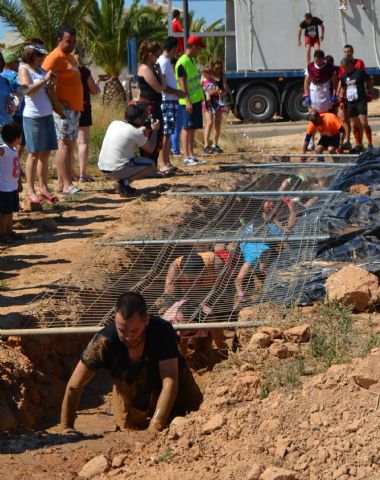 Ms de 130 corredores sortean los 54 obstculos de la carrera popular Pinatarius Obstaculum Cursus - 2