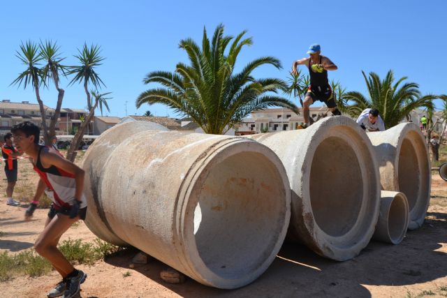 Ms de 130 corredores sortean los 54 obstculos de la carrera popular Pinatarius Obstaculum Cursus - 3