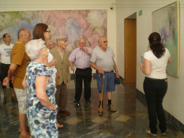 Los mayores del centro de día de El Algar conocieron la obra de Gabarrón - 1, Foto 1